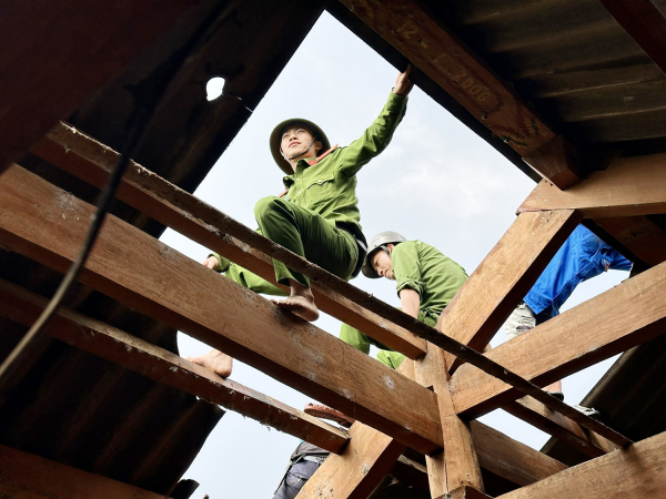 Công an huyện Kỳ Sơn giúp người dân dựng lại nhà sau trận mưa đá tàn phá -6