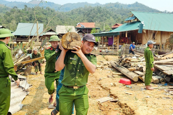 Công an huyện Kỳ Sơn giúp người dân dựng lại nhà sau trận mưa đá tàn phá -7
