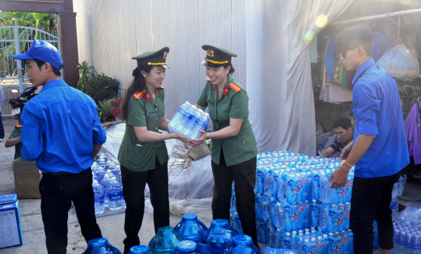Công an tỉnh Cà Mau hỗ trợ nước cho người dân vùng khô hạn -0