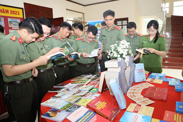 Công an tỉnh Lào Cai tổ chức Lễ phát động hưởng ứng Ngày sách và Văn hoá đọc Việt Nam -0