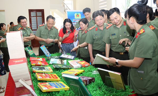 Công an tỉnh Lào Cai tổ chức Lễ phát động hưởng ứng Ngày sách và Văn hoá đọc Việt Nam -1