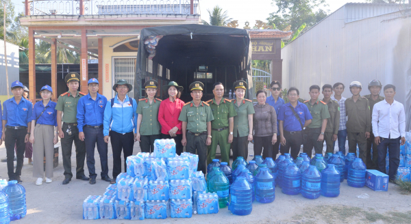 Công an tỉnh Cà Mau hỗ trợ nước cho người dân vùng khô hạn -1