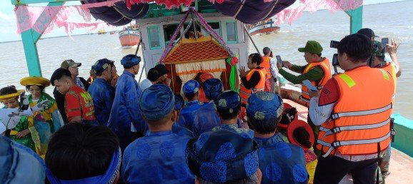 Hàng ngàn người đội nắng dự lễ hội Nghinh Ông Nam Hải -1