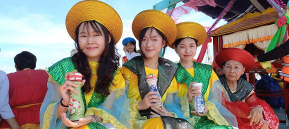 Hàng ngàn người đội nắng dự lễ hội Nghinh Ông Nam Hải -2