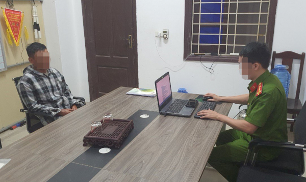 cơ quan công an làm việc với chủ thuyền, đồng thời là người khai thác cát, sỏi trái phép.jpg -0