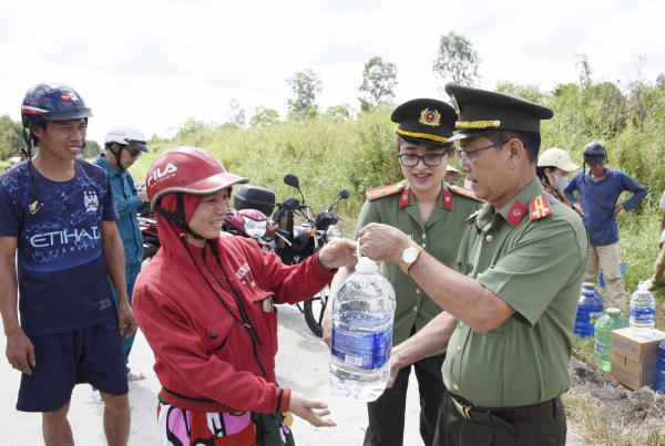Công an tỉnh Cà Mau tiếp tục hỗ trợ nước sạch cho người dân bị ảnh hưởng bởi hạn mặn -0