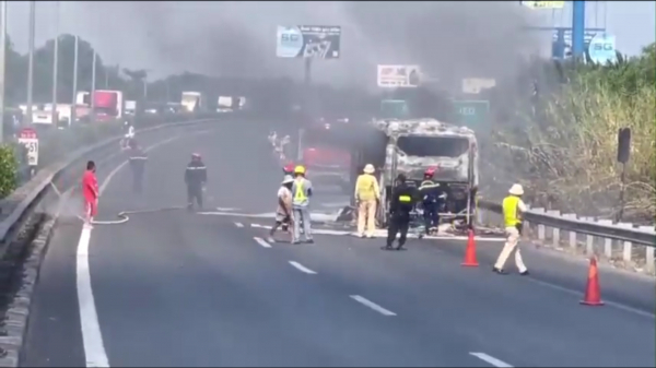 Xe khách chở 22 người tự bốc cháy trơ khung trên cao tốc -0