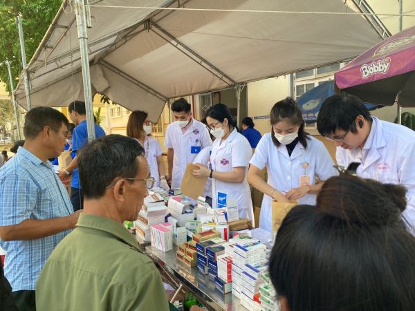 1.000 người nghèo Điện Biên được khám và cấp thuốc miễn phí -0