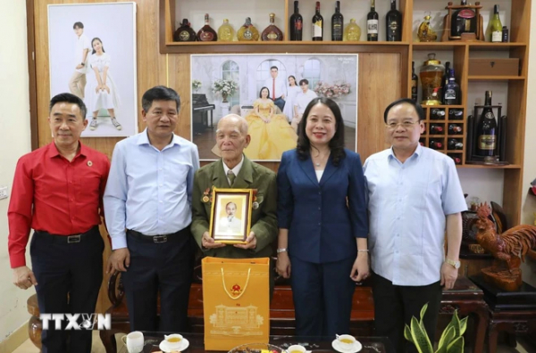 Quyền Chủ tịch nước Võ Thị Ánh Xuân thăm, tặng quà chiến sĩ Điện Biên -0