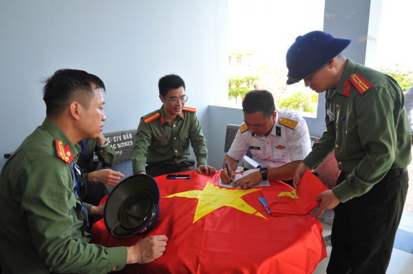 Đoàn công tác số 8 hoàn thành chuyến thăm quần đảo Trường Sa, nhà giàn DKI/2 năm 2024 -0