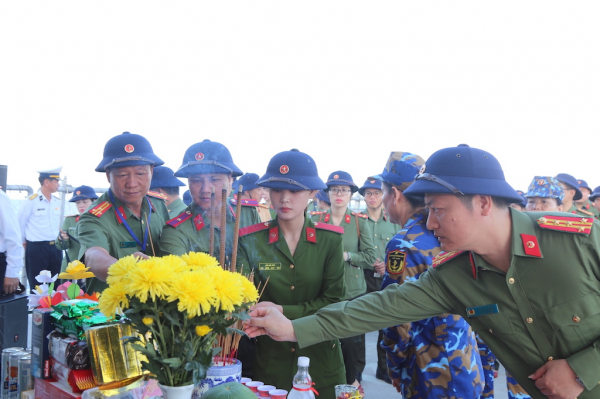 Đoàn công tác số 8 hoàn thành chuyến thăm quần đảo Trường Sa, nhà giàn DKI/2 năm 2024 -1