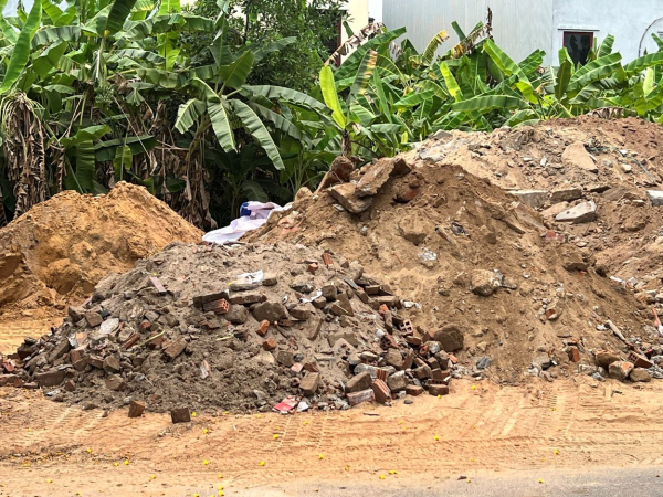 Đà Nẵng: Cần chấm dứt hàng loạt bãi tập kết rác thải xây dựng không phép giữa khu dân cư -1