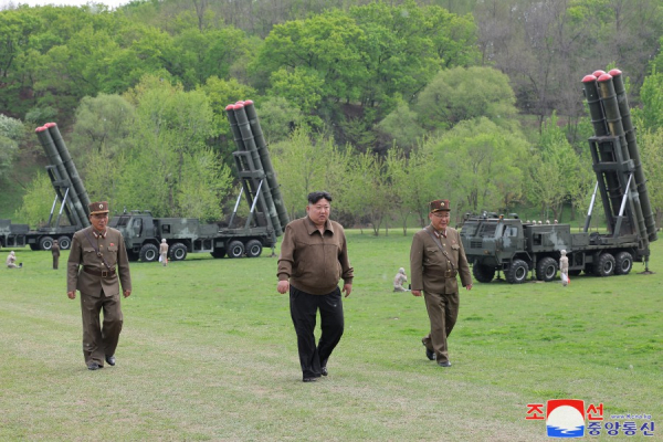 Ông Kim Jong-un chỉ đạo tập trận mô phỏng phản công hạt nhân -0
