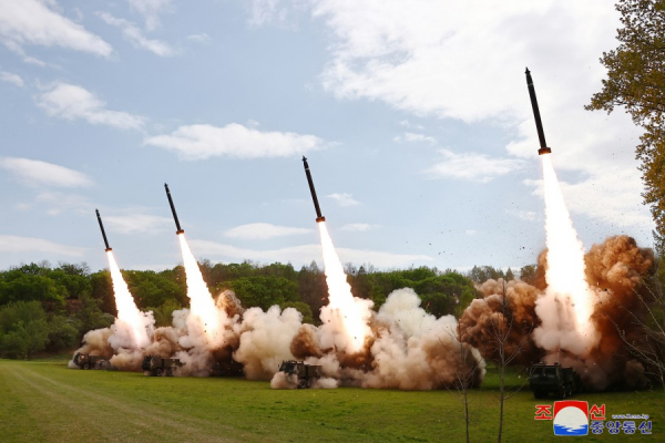 Ông Kim Jong-un chỉ đạo tập trận mô phỏng phản công hạt nhân -0
