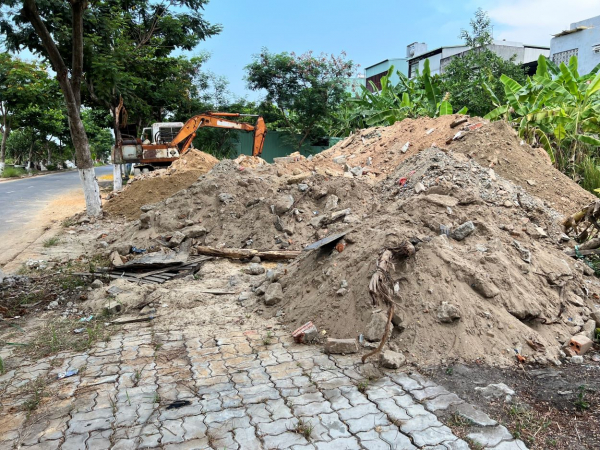 Đà Nẵng: Cần chấm dứt hàng loạt bãi tập kết rác thải xây dựng không phép giữa khu dân cư -0