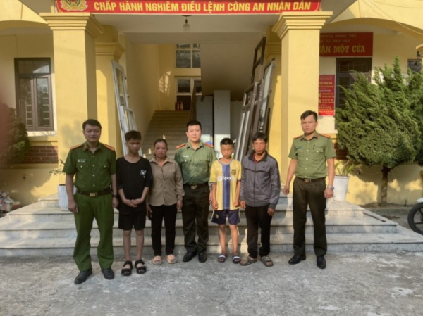 Policemen successfully find relatives of two wandering Hmong boys  -0