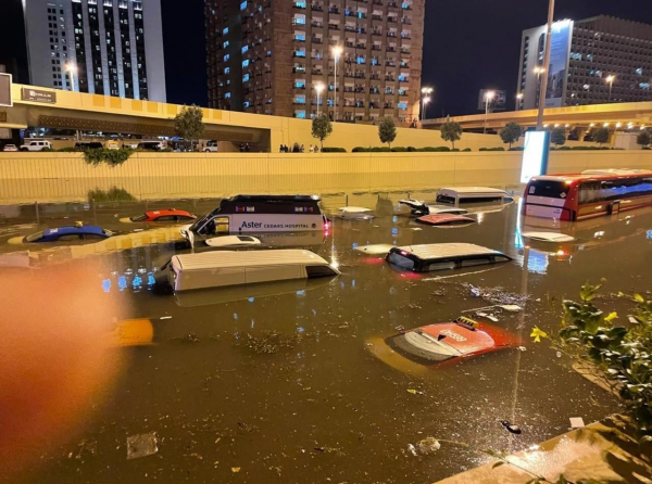 Khi nước lũ cuốn phăng vẻ hào nhoáng của Dubai -0