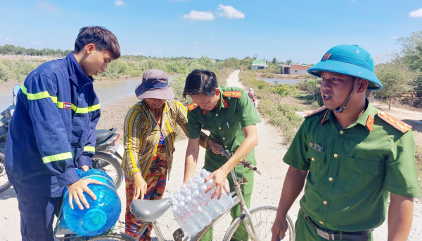 Công an Sóc Trăng tiếp tục hỗ trợ nước sạch cho người dân vùng hạn mạn -1