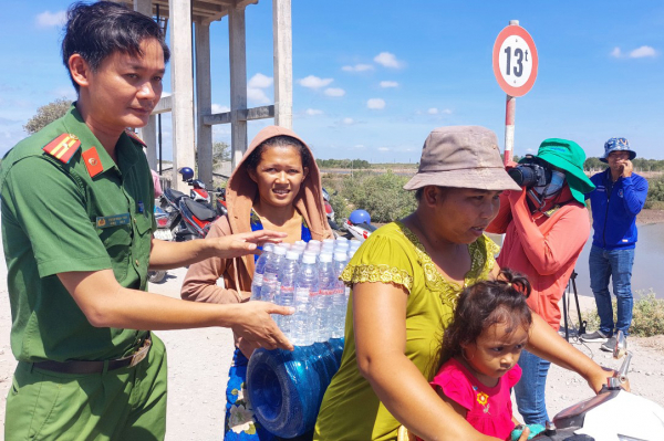 Công an Sóc Trăng tiếp tục hỗ trợ nước sạch cho người dân vùng hạn mạn -2