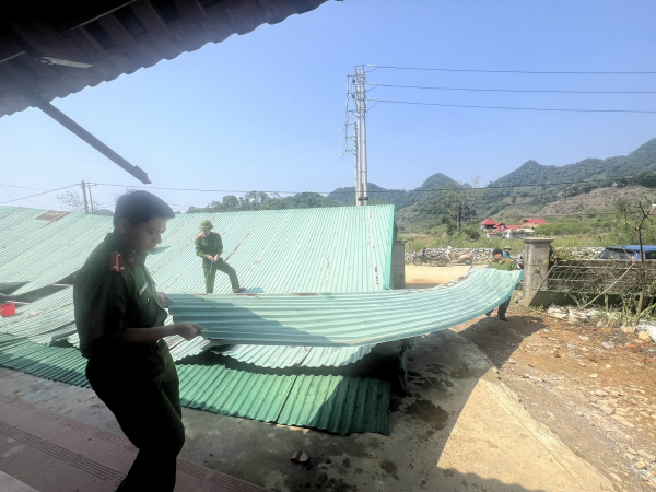 Lực lượng Công an chung sức cùng đồng bào khắc phục hậu quả mưa đá tại 2 xã Hang Kia, Pà Cò -0