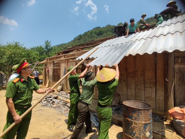 Công an Vân Hồ ra quân hỗ trợ nhân dân khắc phục hậu quả do mưa đá -0