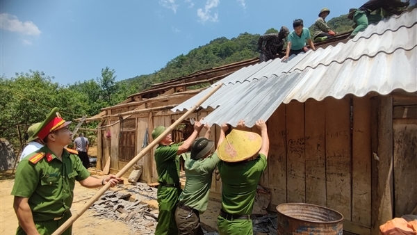 Công an Vân Hồ hỗ trợ nhân dân khắc phục hậu quả mưa đá