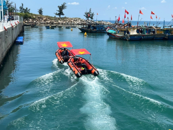 Tiềm ẩn rủi ro từ việc cải hoán tàu cá thành phương tiện “du lịch chui” chở  du khách xung quanh bán đảo Sơn Trà -1