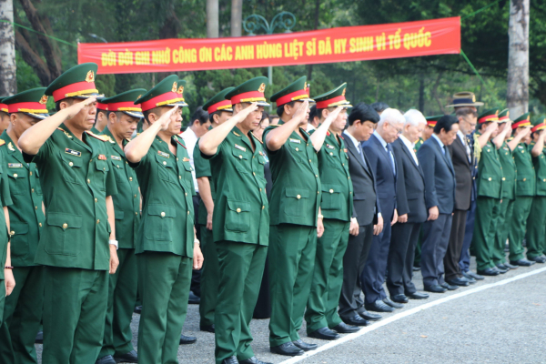 Truy điệu hàng chục liệt sĩ Sư đoàn 7 anh dũng hy sinh tại Bàu Hang -0