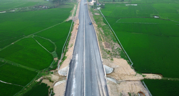 Ngắm vẻ đẹp kỳ vĩ của cao tốc Diễn Châu – Bãi Vọt trước ngày thông xe -0