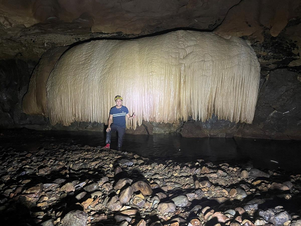 Phát hiện hang động có thạch nhũ đẹp mê hồn ở Trường Sơn -0