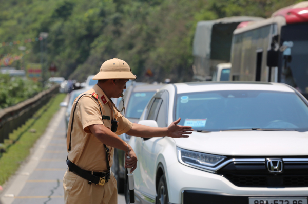 Cảnh sát giao thông Hoà Bình giúp đỡ người phụ nữ điều khiển ô tô gặp sự cố chết máy -0