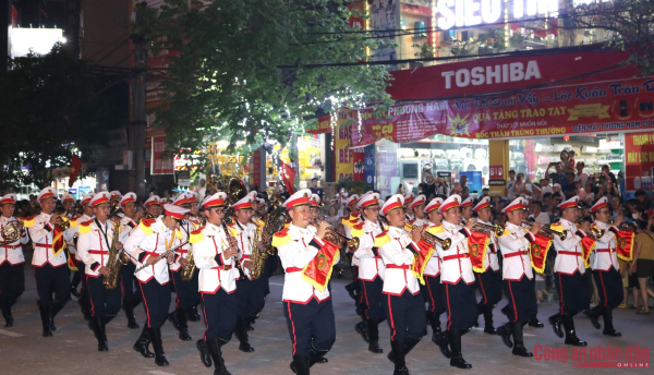 đội nhạc kèn biểu diễn dọc tuyến đường võ nguyên giáp trước sự hân hoan chào đón của người dân.jpg -0
