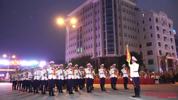 đội nhạc kèn đã mang đến chương trình nhiều tiết mục ấn tượng và đặc sắc.jpg -0