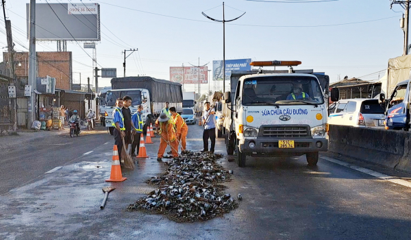 Gần trăm két bia rơi vãi trên đường dẫn cao tốc  -1