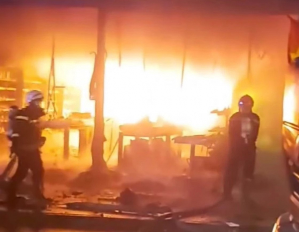 Cháy lớn tại cửa hàng FPT shop ở Gò Vấp -0