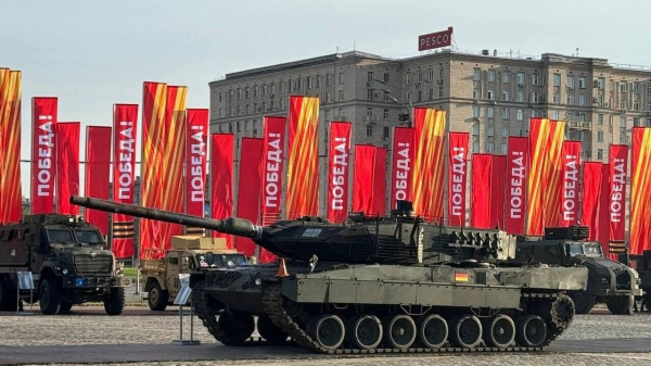 Nga trưng bày siêu tăng Leopard 2 thu từ Ukraine giữa thủ đô Moscow -0