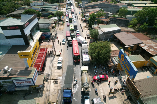 Xe tải tông xe máy, đường Hồ Chí Minh kẹt xe hàng chục cây số -0