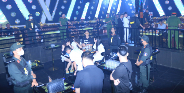 Phát hiện nhiều quán bar, vũ trường, beer club trá hình tại Đồng Nai -0