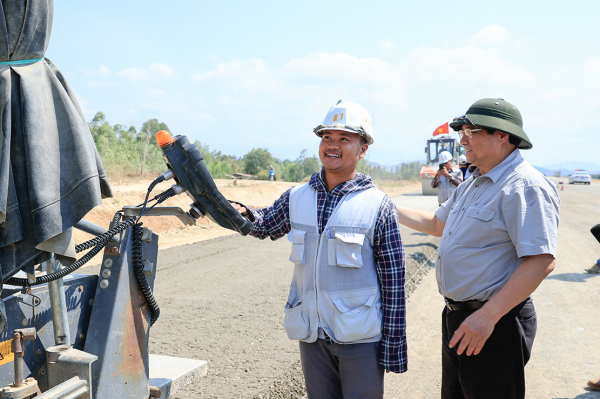 Thủ tướng kiểm tra hiện trường, đốc thúc nhiều dự án cao tốc trọng điểm vào ngày nghỉ lễ -0