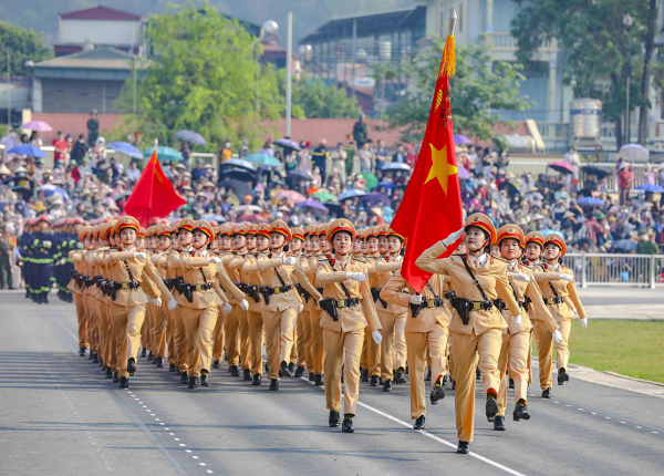 vna_potal_70_nam_chien_thang_dien_bien_phu_hop_luyen_cac_khoi_dieu_binh_dieu_hanh_tai_dien_bien_7348860.jpg -0