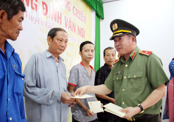 Thiếu tướng Đinh Văn Nơi tri ân người có công với cách mạng -0