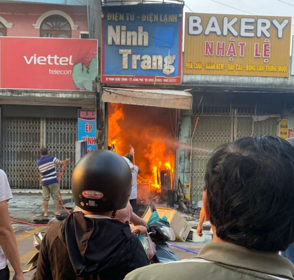 Cháy lớn thiêu rụi cửa hàng điện tử - điện lạnh tại Quảng Nam -0