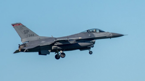 Tiêm kích F-16 Mỹ rơi, phi công may mắn thoát nạn -0