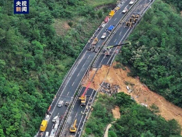 Sập đường cao tốc Trung Quốc, hàng chục người thương vong -0