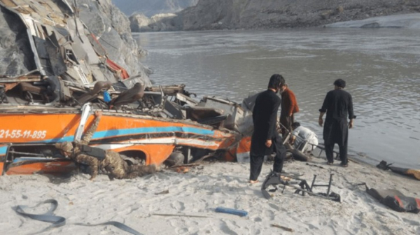 Xe buýt lao xuống hẻm núi Pakistan khiến hơn 40 người thương vong  -0