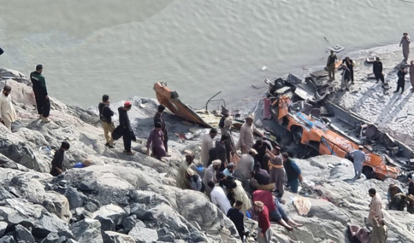 Xe buýt lao xuống hẻm núi Pakistan khiến hơn 40 người thương vong  -0