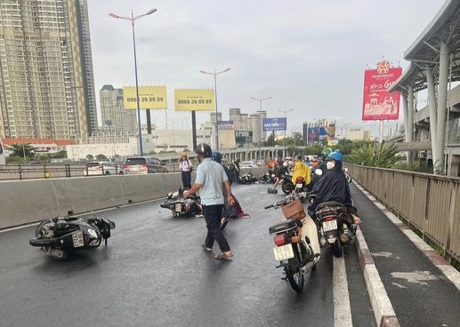 Nhiều sự cố trong những cơn mưa đầu mùa tại TP Hồ Chí Minh -0
