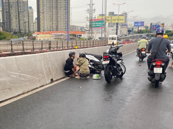 Nhiều sự cố trong những cơn mưa đầu mùa tại TP Hồ Chí Minh -3