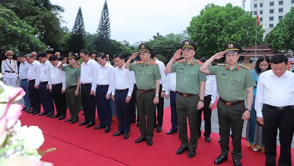 Bộ trưởng Tô Lâm dâng hương tưởng niệm Chủ tịch Hồ Chí Minh và thăm các gia đình có công