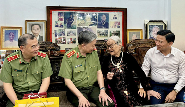 Bộ trưởng Tô Lâm dâng hương tưởng niệm Chủ tịch Hồ Chí Minh và thăm các gia đình có công với cách mạng -1